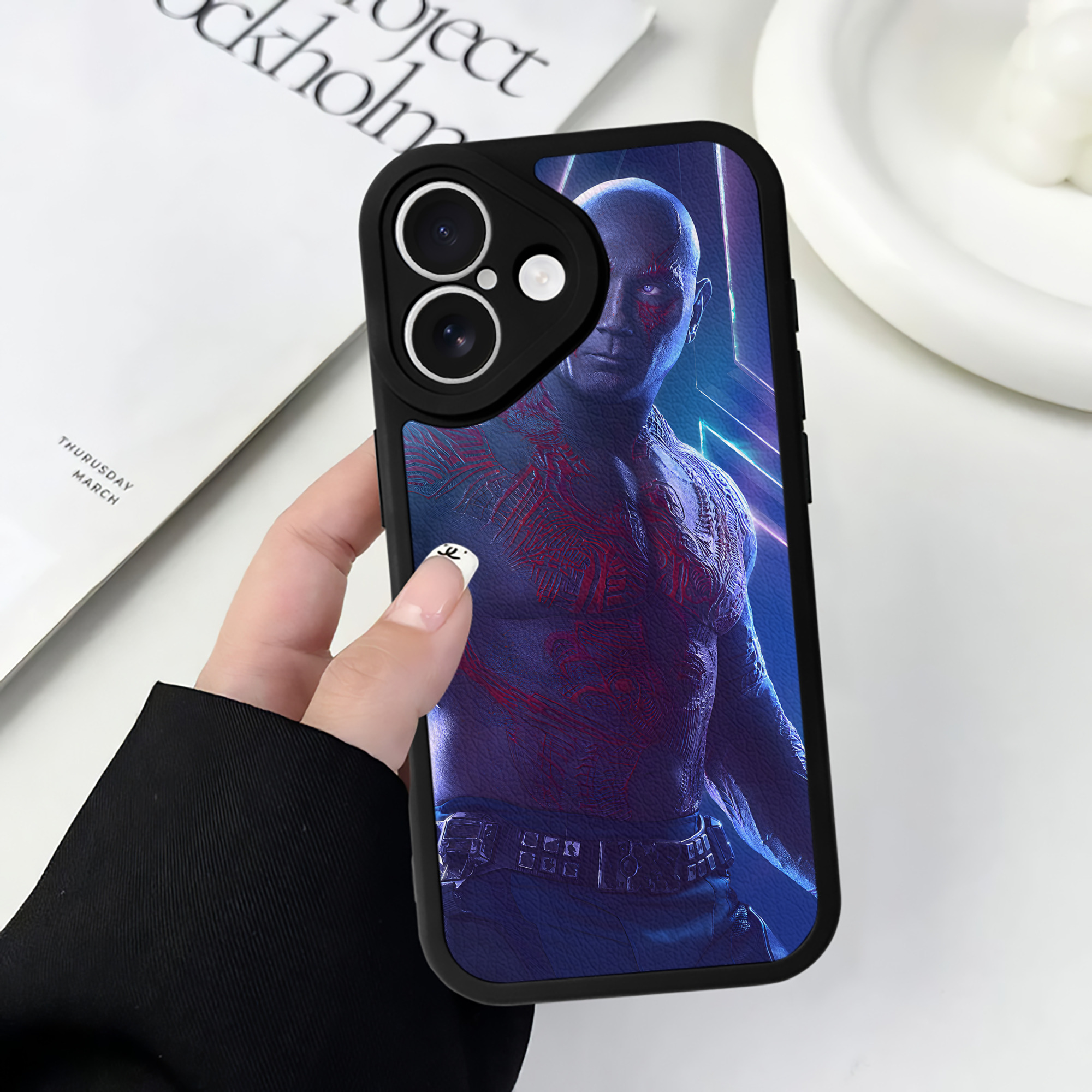 （画像用） アベンジャーズ The Avengers 【iPhone 16シリーズ対応】シリコンスマホケース（レザー調） 材質：シリコン